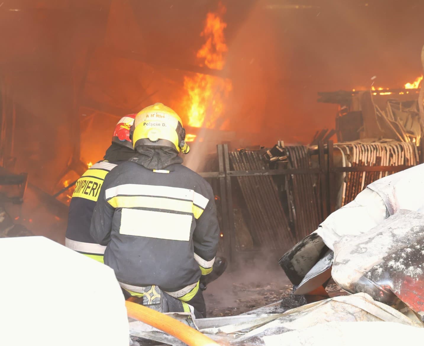 Chișinău // Incendiul devastator de pe strada Uzinelor, lichidat după mai bine de 24 de ore de luptă cu flăcările