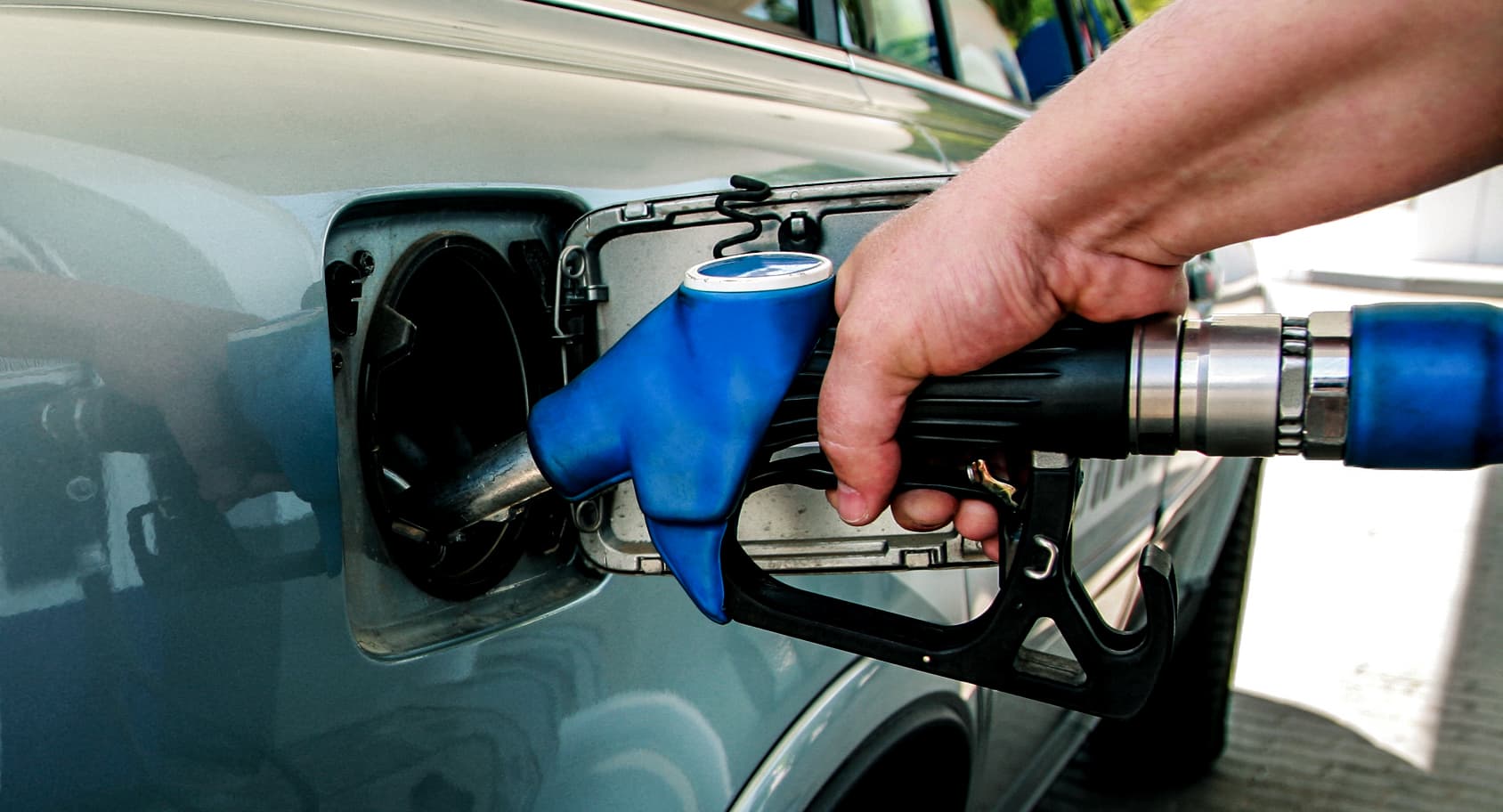 Scumpirile la carburanți continuă și în weekend