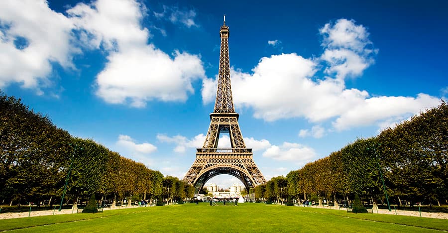 Turnul Eiffel ar putea fi iluminat în culorile drapelului R. Moldova. Apelul ambasadoarei Lorina Bălteanu către oamenii de afaceri