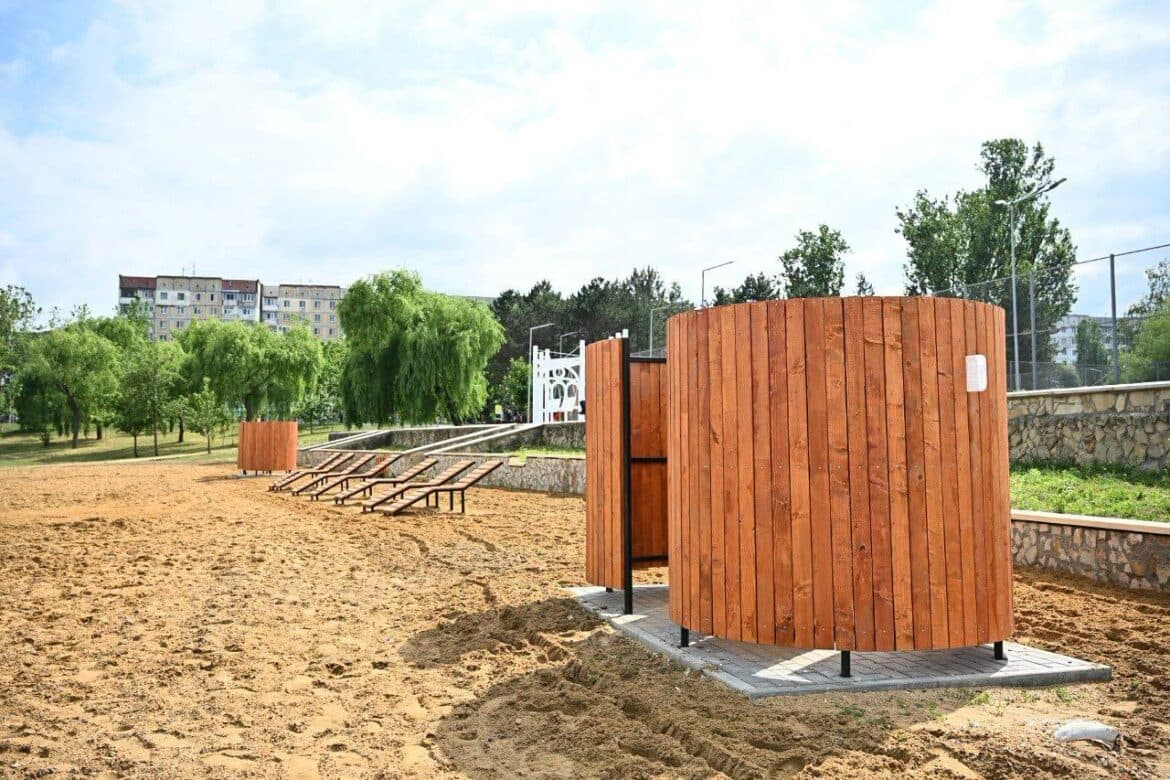 Plajele municipale sunt amenajate pentru sezonul estival