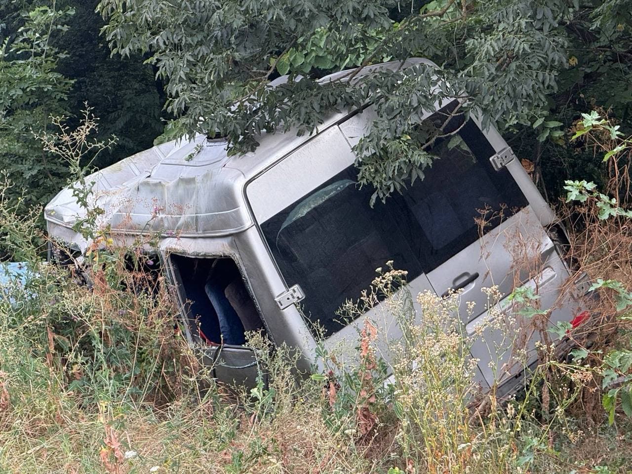 FOTO //Accident grav la Strășeni. O femeie a murit, iar alte zece persoane au fost rănite