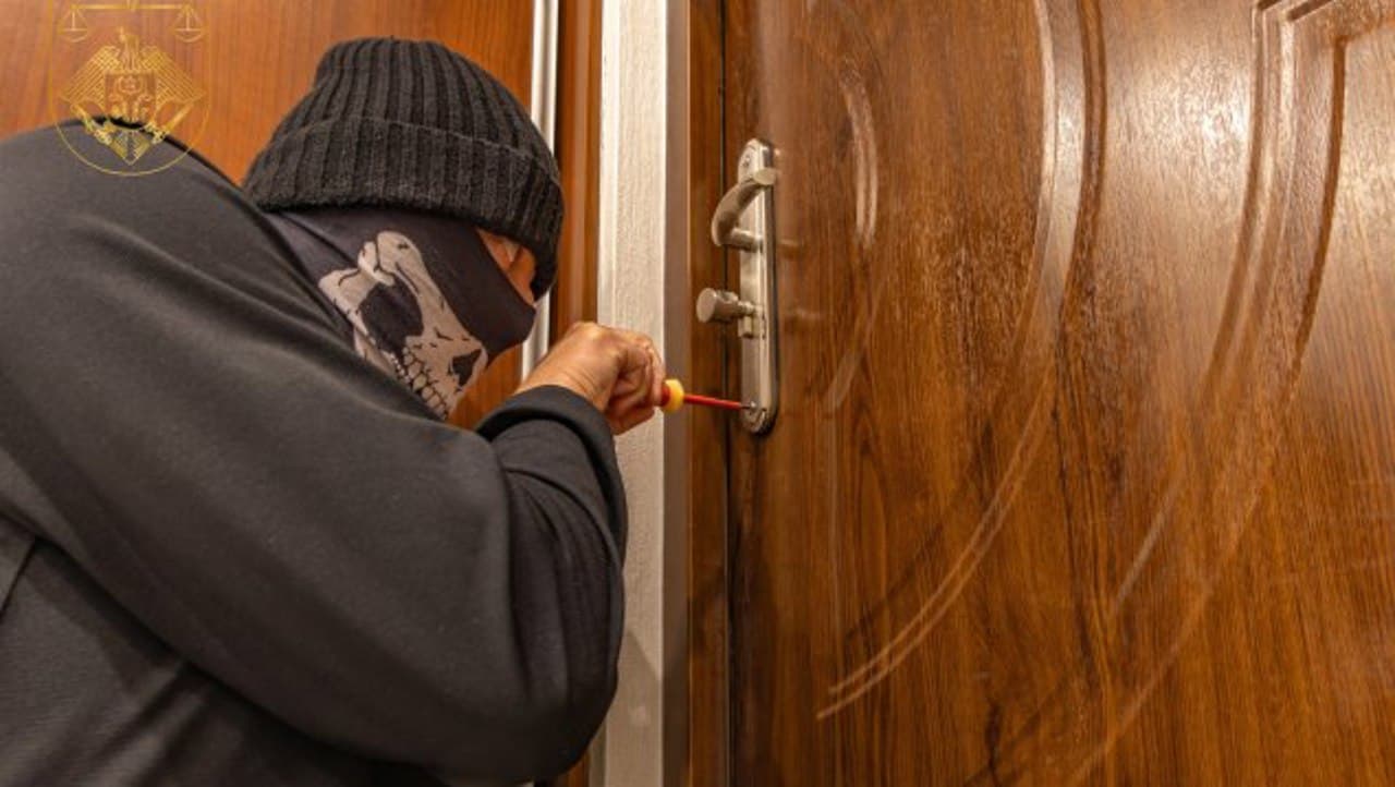 Furturi de 8 milioane de lei din apartamentele din Chișinău. Trei bărbați, condamnați la închisoare