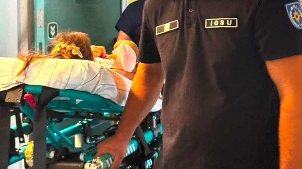 Fetița de 7 ani, rănită într-un accident în Grecia, adusă cu SMURD în R. Moldova