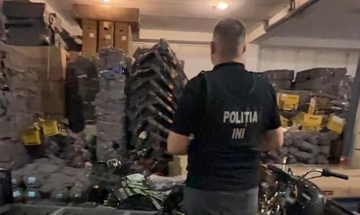 VIDEO // Schemă de import ilegal de trotinete și triciclete din China, deconspirată de oamenii legii. Prejudiciu de circa patru milioane de lei