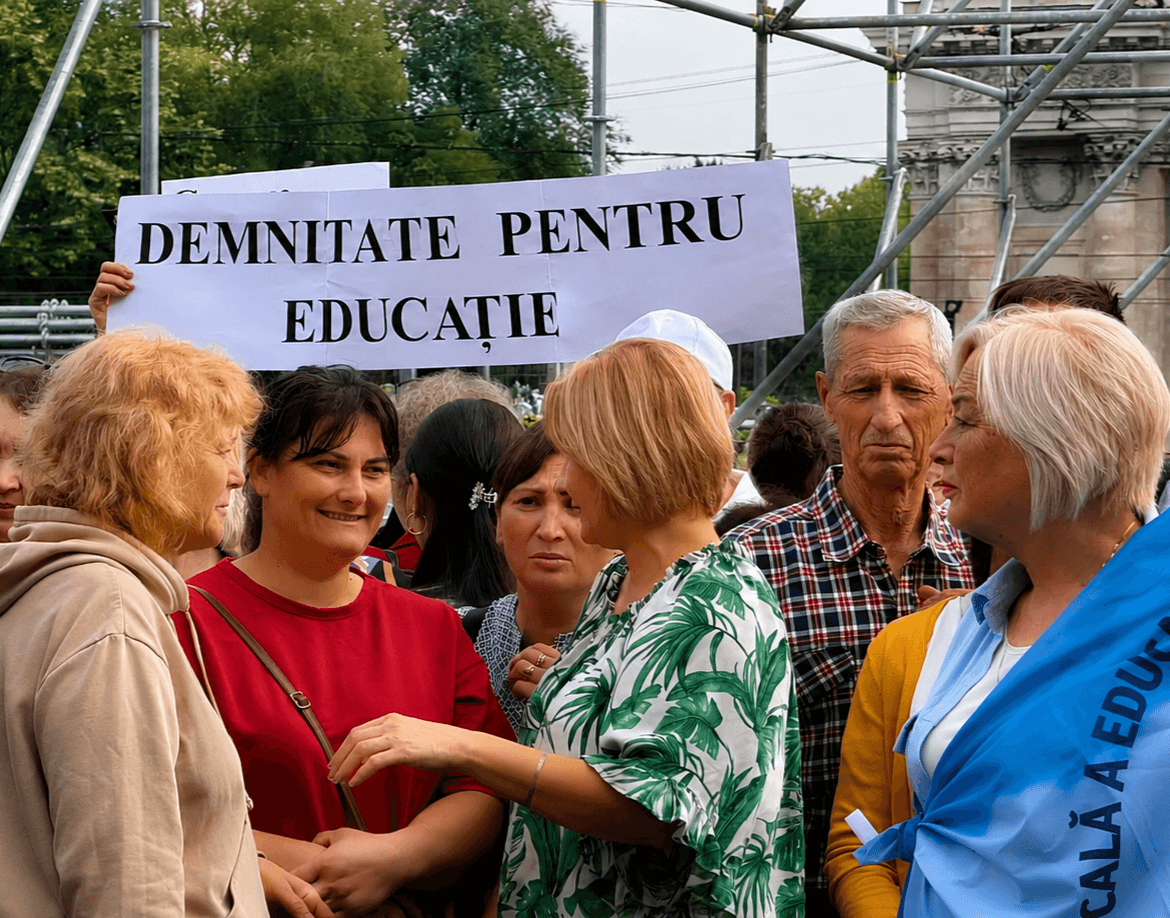 Profesorii au protestat în fața Guvernului și au cerut respectarea angajamentelor privind majorările salariale