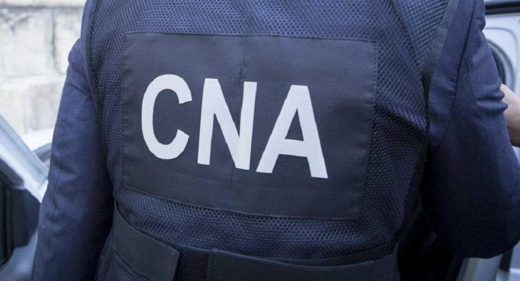 A cerut bani pentru a ajuta la clasarea unui dosar penal. Un bărbat, reținut de CNA