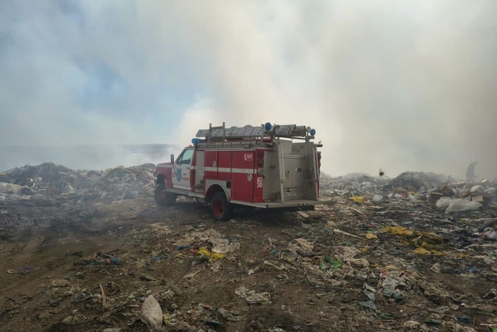 Incendiu la groapa de gunoi din Orhei. Mai multe utilaje grele, mobilizate în sprijinul pompierilor