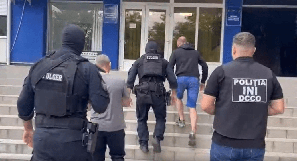 VIDEO // Bani proveniți din infracțiuni pe teritoriul UE, „spălați” prin bancomate din R. Moldova