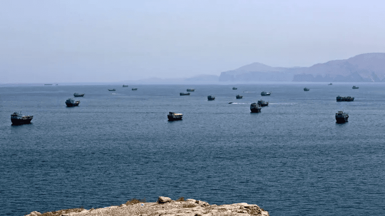 Traficul naval prin Strâmtoarea Ormuz scade la jumătate pe fondul tensiunilor dintre SUA și Iran