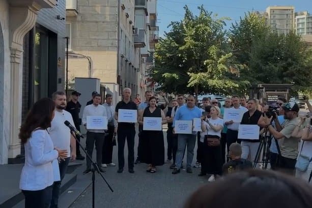 Protest la ANRE împotriva majorării prețului gazelor