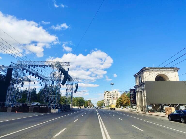 Trafic restricționat în centrul capitalei, în această seară, pentru antrenamentele pentru parada militară