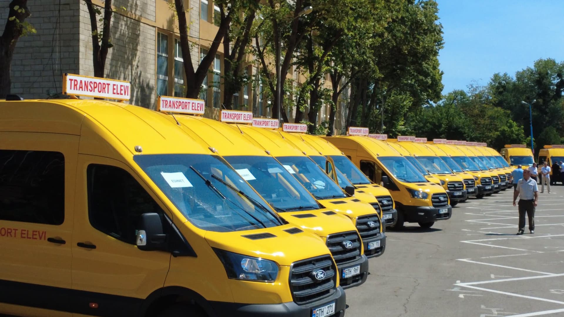 57 de microbuze noi pentru transportarea elevilor, transmise instituțiilor de învățământ din R. Moldova
