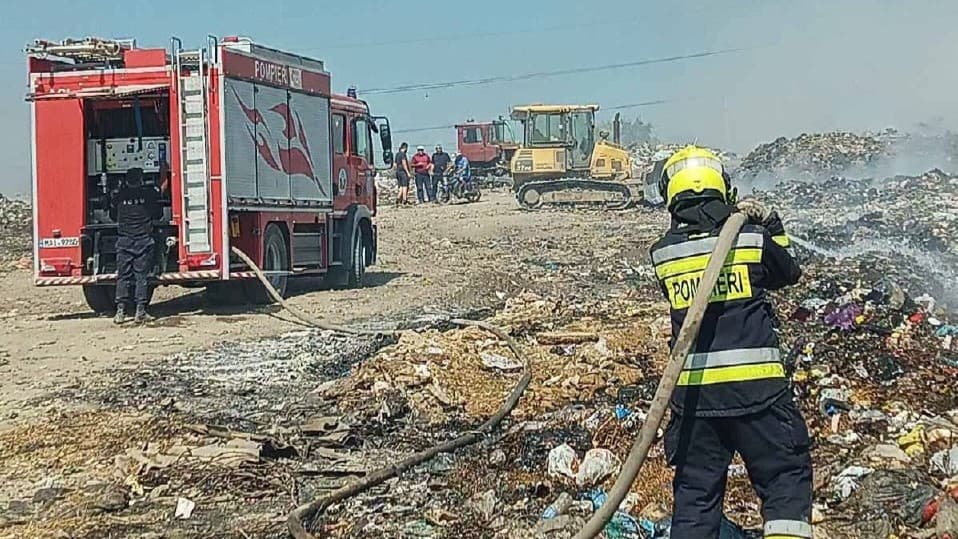 Incendiul de la gunoiștea din Orhei a fost stins. Focul a afectat circa 1 500 de metri pătrați