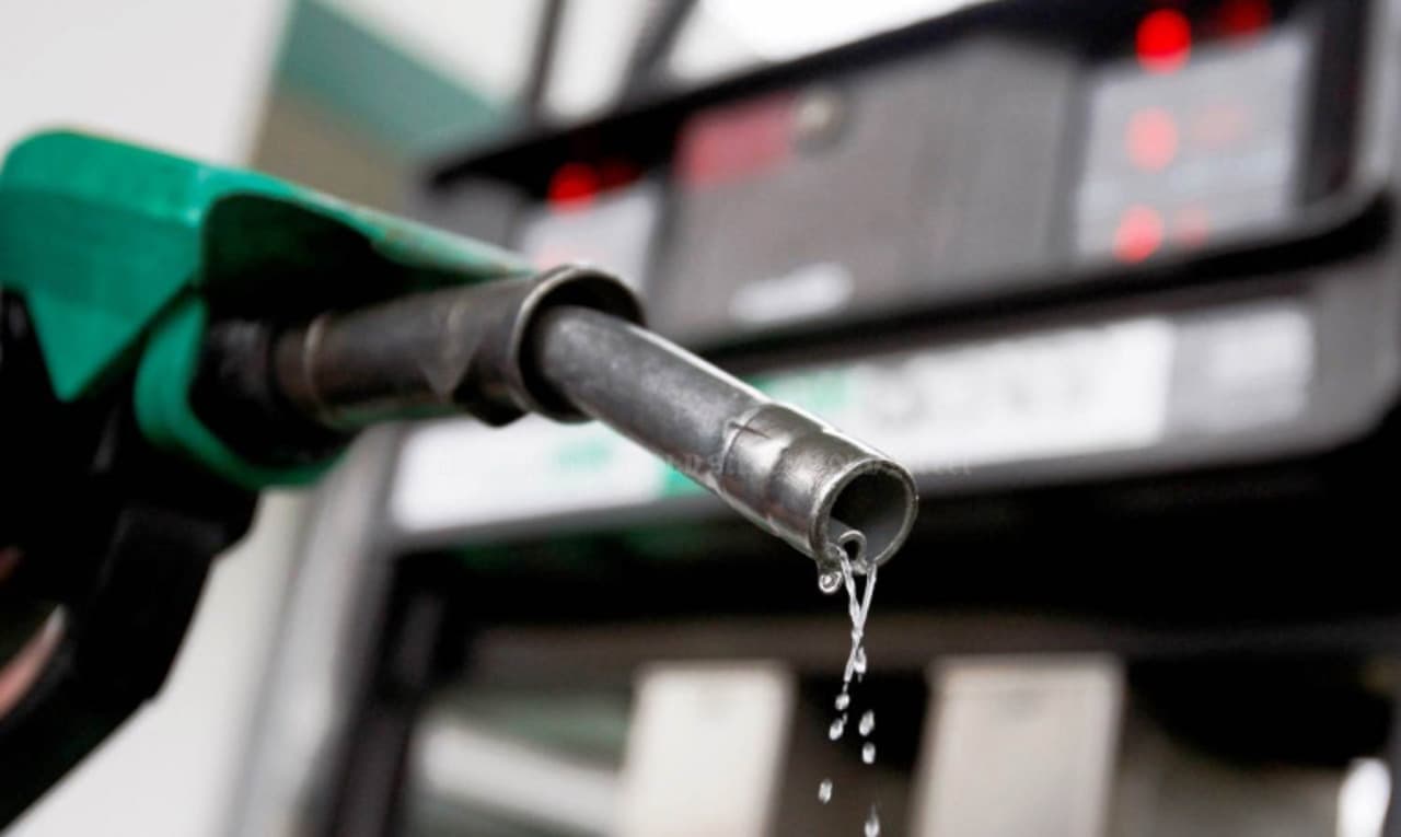 Benzina și motorina se scumpesc din nou. Motorina ajunge la 33,30 lei pe litru