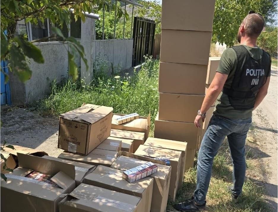 VIDEO // Percheziții în nordul R. Moldova. Circa 1,9 mln de țigări de contrabandă, găsite la domiciliile a doi bărbați