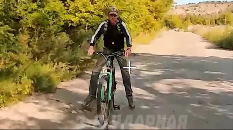 VIDEO // Un biciclist neînarmat, atacat de o dronă rusească în regiunea Donețk