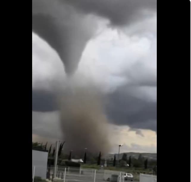 VIDEO // O tornadă impresionantă a măturat un sat din sudul Franţei: cel puţin 41 de răniţi şi 300 de locuinţe afectate