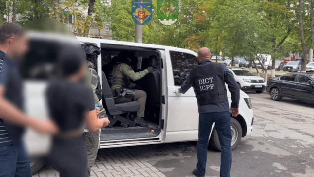 Doi concubini, arestați într-un dosar de trafic de persoane. Cinci femei ar fi fost exploatate sexual