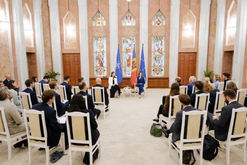 Maia Sandu, discuții cu reprezentanții NATO despre dronele rusești de pe teritoriul R. Moldova, atacurile cibernetice și necesitățile pentru apărare