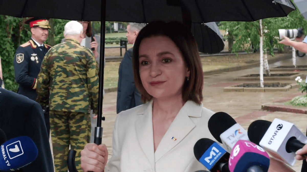 Maia Sandu a depus flori la Memorialul ”Maica Îndurerată”: Avem un stat datorită sacrificiului multor oameni
