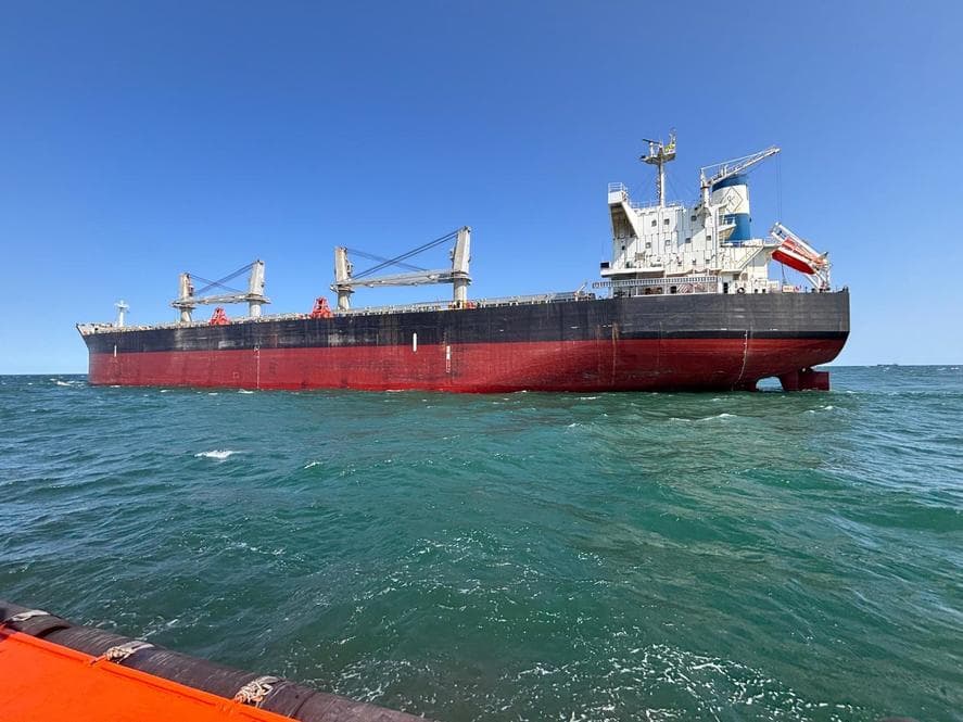 O navă comercială a luat foc în Marea Neagră, în zona economică exclusivă a României. Echipajul, format din 12 marinari, a fost salvat, unul dintre ei fiind rănit