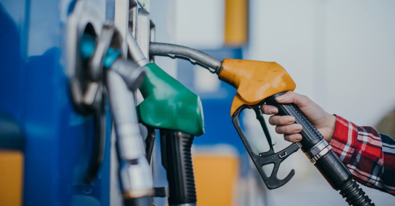 Benzina se scumpește cu 17 bani, iar motorina se ieftinește cu 32 de bani