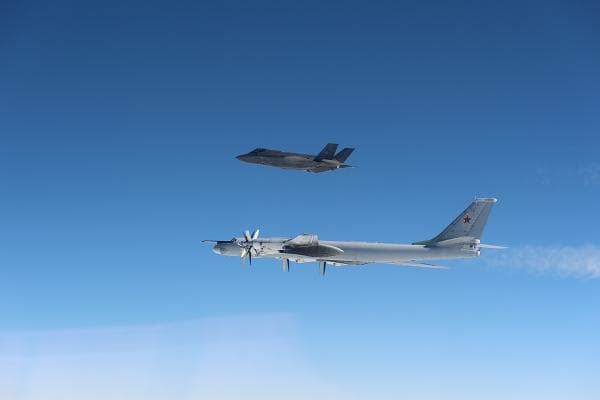 Ucraina a doborât un avion rus Tu-95MS capabil să transporte rachete, anunță președintele Volodimir Zelenski