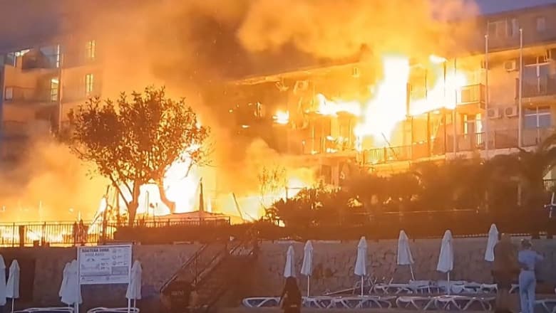 VIDEO // Incendiu uriaș în una dintre cele mai populare stațiuni din Bulgaria. Zeci de turiști au fost evacuați