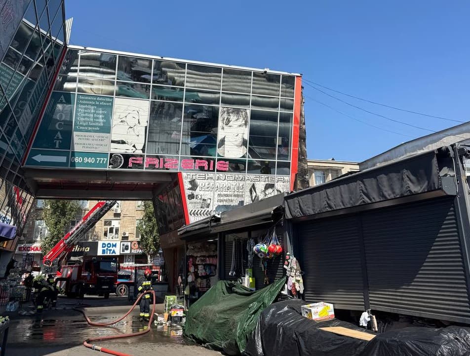 Incendiu pe teritoriul Pieței Centrale din capitală. Mai multe echipe de pompieri luptă cu flăcările