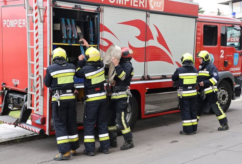 Incendiul de la Piața Centrală // A fost distrusă fațada blocului administrativ al întreprinderii municipale. IGSU vine cu detalii