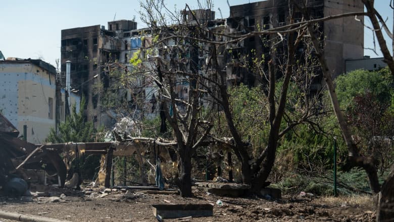 VIDEO // Ruine, drone și străzi pustii: orașele din Donbas, distruse pe măsură ce rușii avansează. „Drujkivka a dispărut”