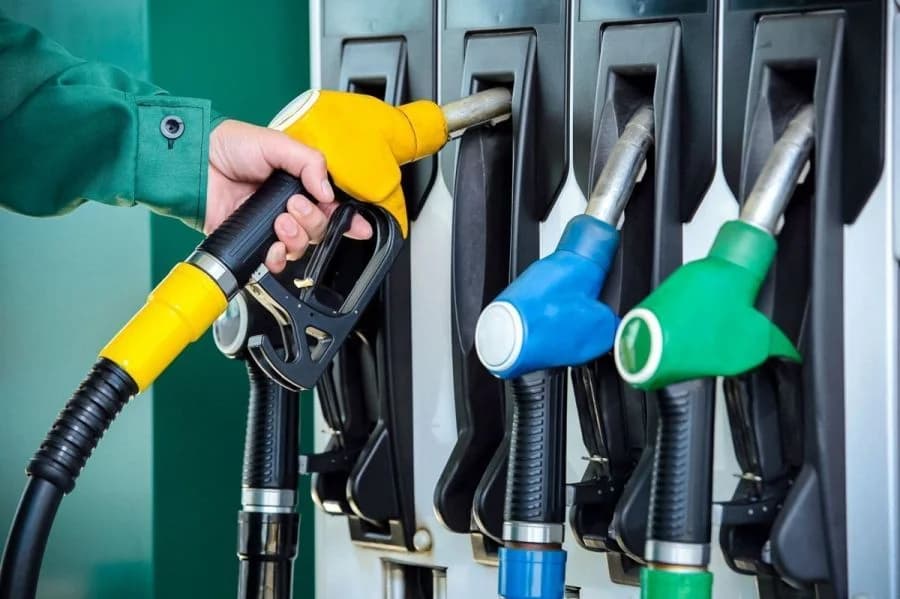 Benzina se scumpește cu 28 de bani. Cât va costa litrul miercuri