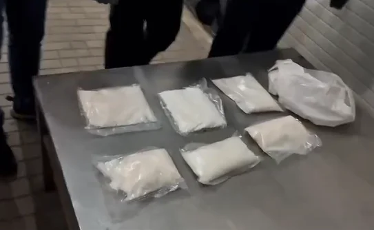 VIDEO // Trei kilograme de droguri ascunse în cuptoare cu microunde, capturate. Două persoane, reținute