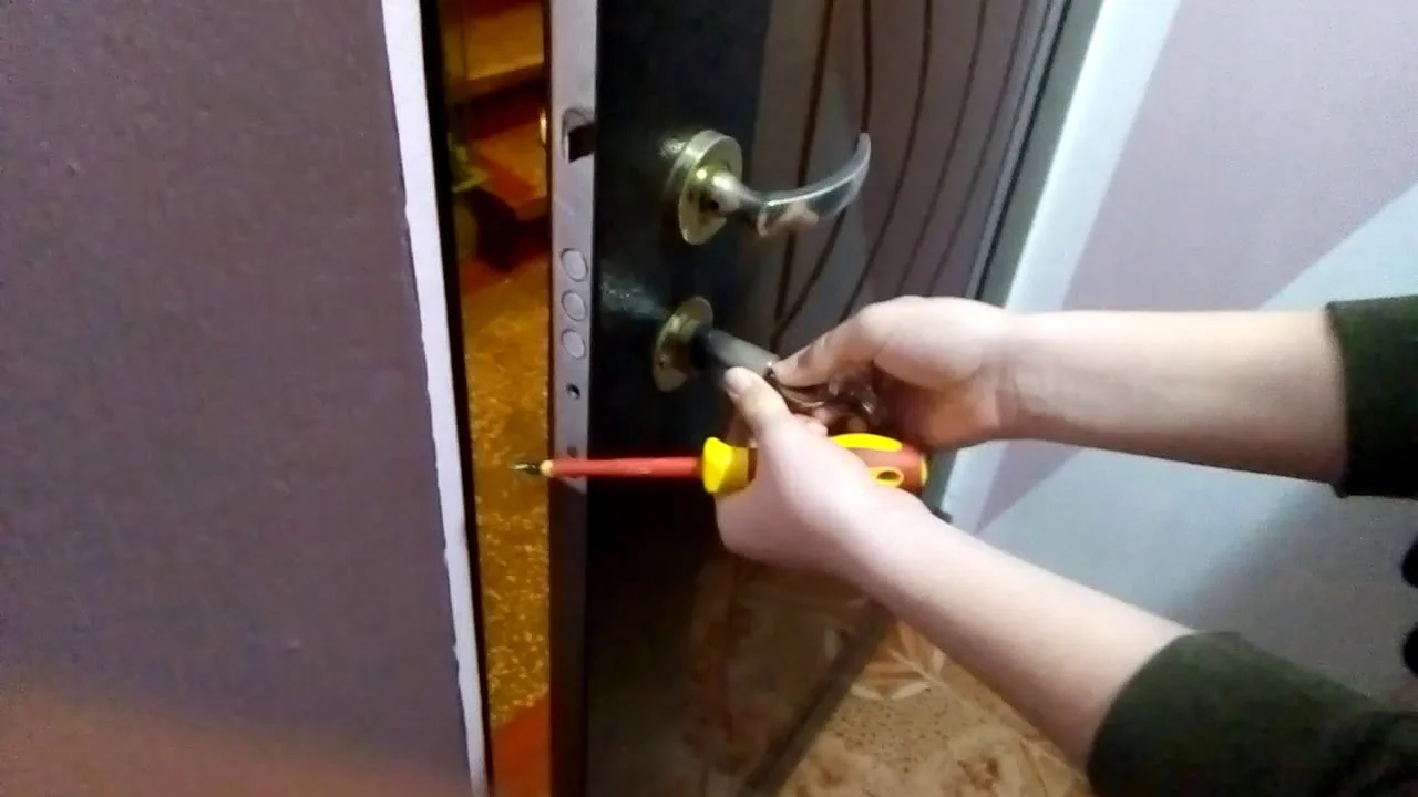 Clipe de panică la Ciocana! O fetiță de 2 ani a rămas blocată într-un apartament. A fost necesară intervenția pompierilor