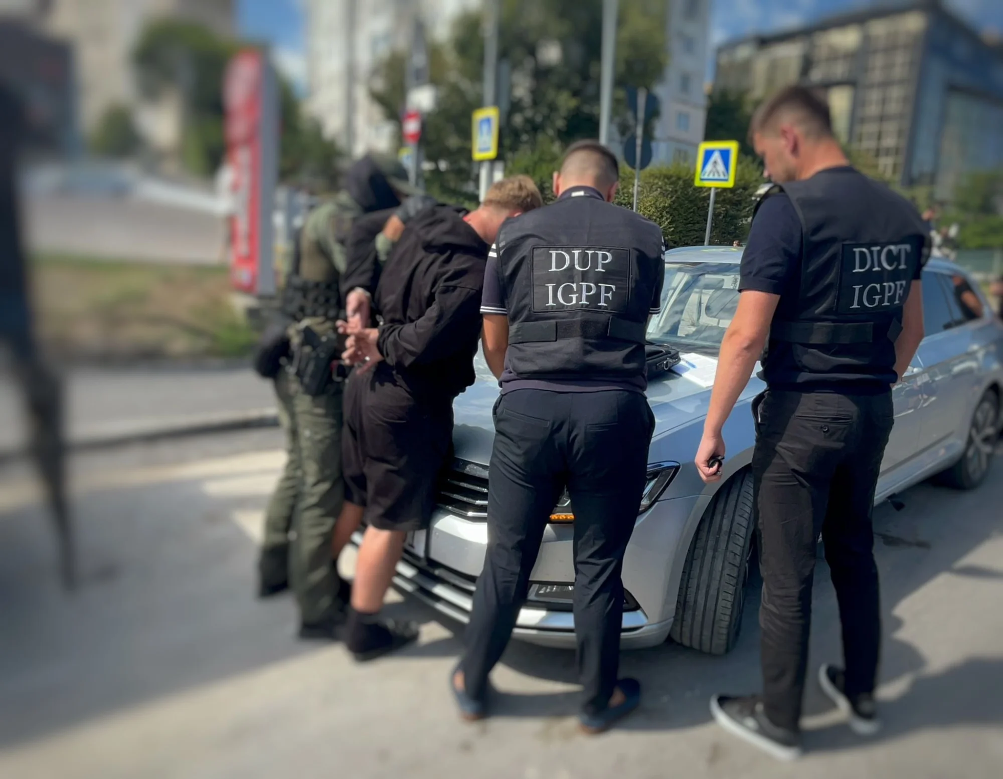 VIDEO // Trei tineri, printre care un angajat al justiției, suspectați de trafic de cocaină