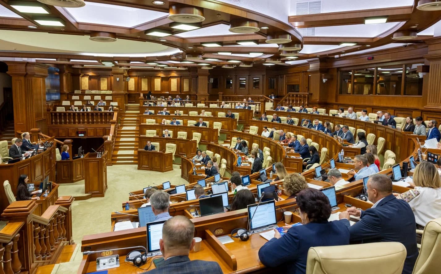 Opoziția critică rectificarea bugetară, iar guvernarea invocă investițiile și sprijinul pentru populație