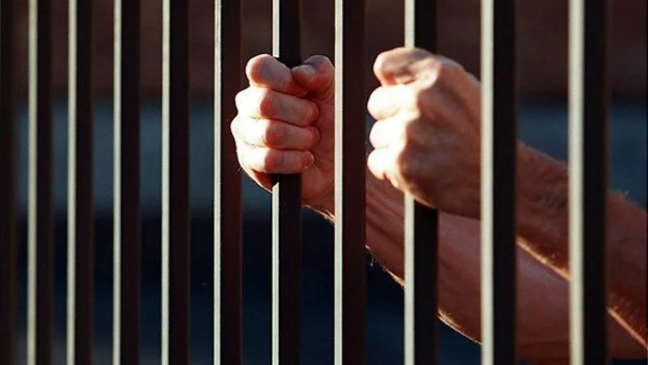 Patru persoane afiliate organizației criminale „Kitaeț”, trimise în judecată pentru șantaj