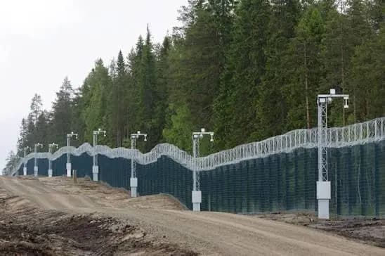 Finlanda a finalizat lucrările la un gard de 200 km de-a lungul graniței cu Rusia. Va ajuta la protejarea celei mai lungi frontiere a NATO