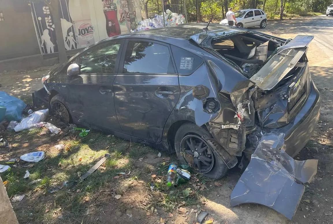 FOTO // A furat un automobil și a provocat un accident, fiind beat criță. Un tânăr de 21 de ani, reținut