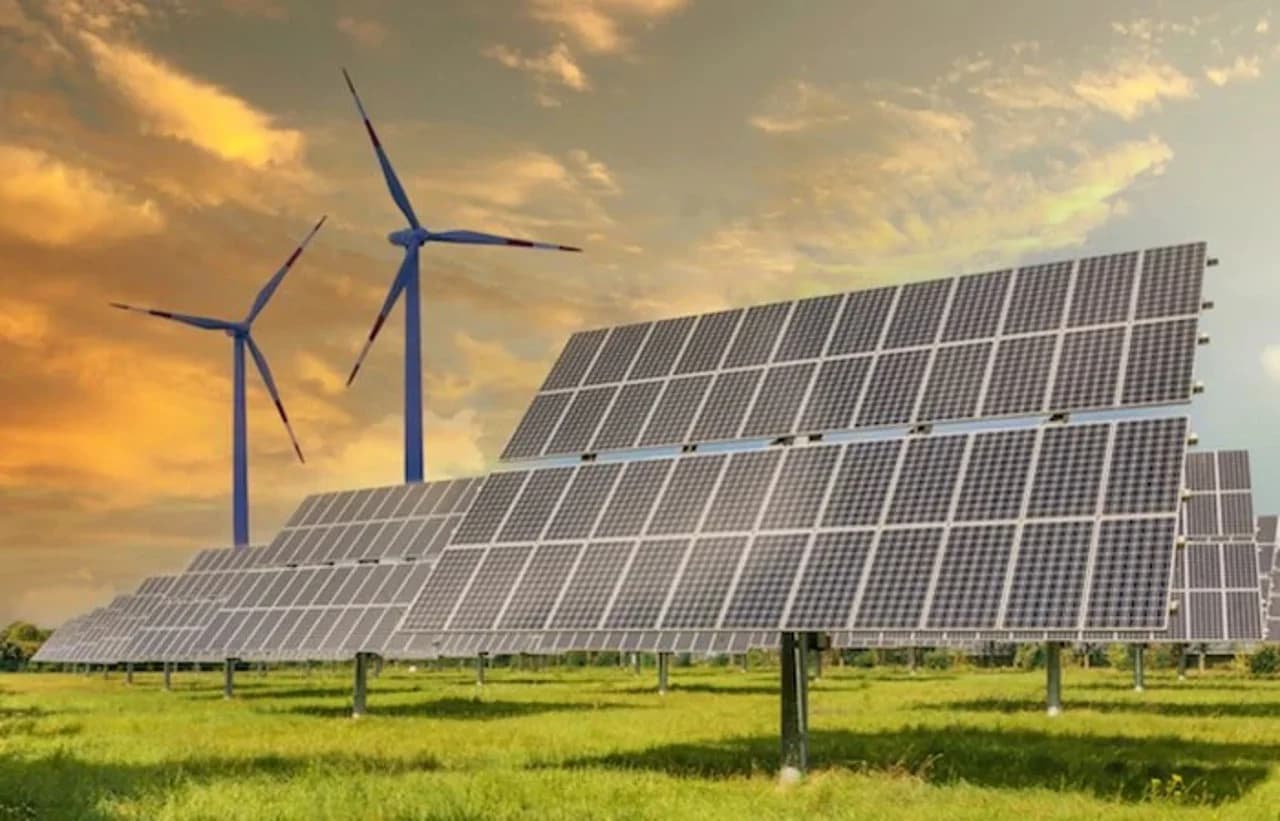 Proiectele de energie regenerabilă vor putea fi autorizate mai rapid. Guvernul propune noi reguli pentru sector