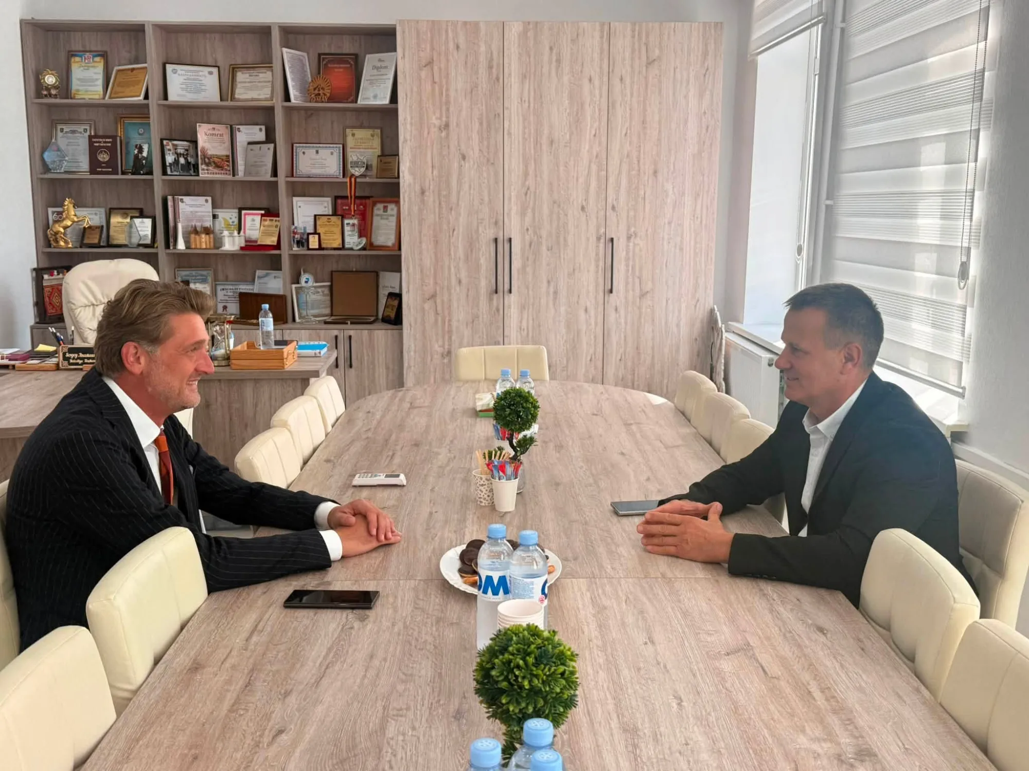 Ambasadorul României, discuție cu primarul de Comrat despre alegerile viitorului bașcan și investițiile în educație, infrastructură și cultură