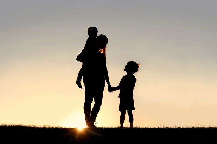 Peste 121 de mii de familii din R. Moldova sunt formate din mame singure cu copii, BNS