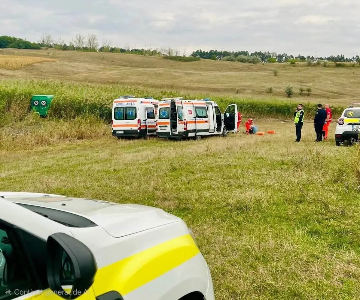 Accident în Glodeni. Un microbuz cu 20 de pasageri a derapat de pe traseu, iar patru persoane au ajuns la spital