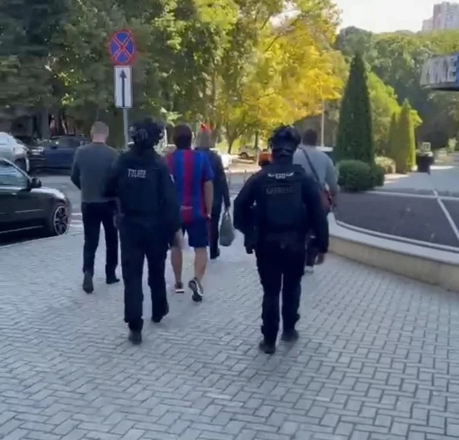 VIDEO // Schemă cu permise de conducere false în R. Moldova: șase persoane sunt cercetate, iar un suspect a fost arestat