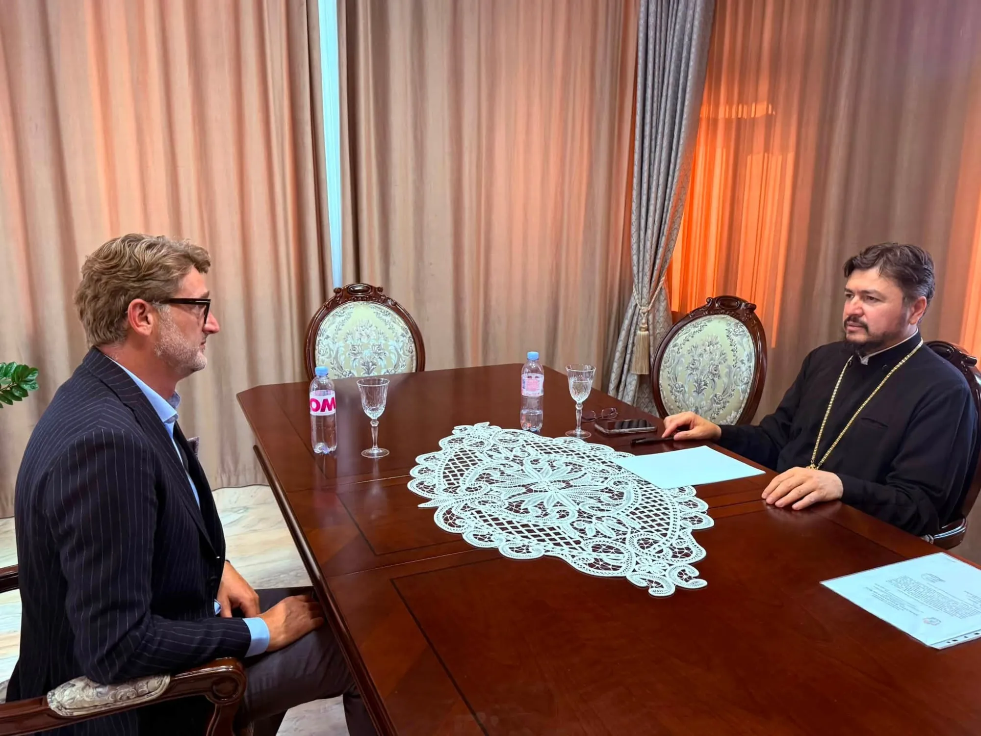 Ambasadorul României s-a întâlnit cu Episcopul Veniamin: Limba, istoria, credința și valorile comune apropie cele două maluri ale Prutului