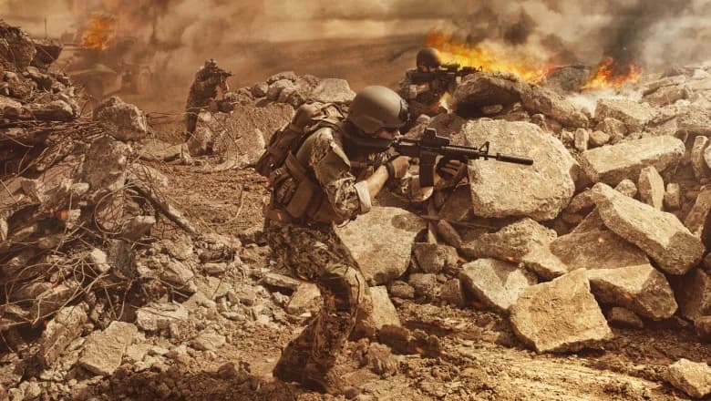 Tabere de pregătire pentru luptă ale ruşilor, în Bulgaria şi Serbia. Instructorii, veterani dintr-o unitate de elită britanică