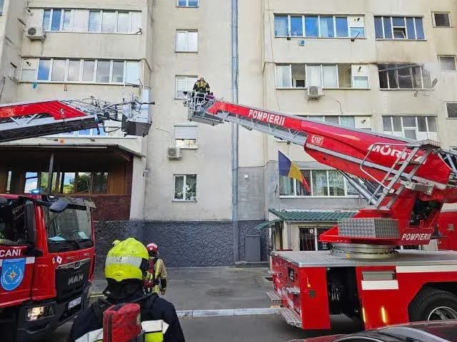 Incendiu puternic într-un bloc din Bălți: trei persoane, salvate prin geamul apartamentului