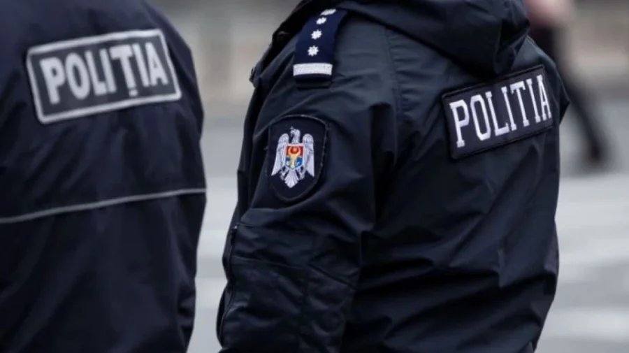 VIDEO // Jaf în capitală. Trei tineri, cercetați penal după ce au bătut un om pe stradă și i-au furat lucrurile