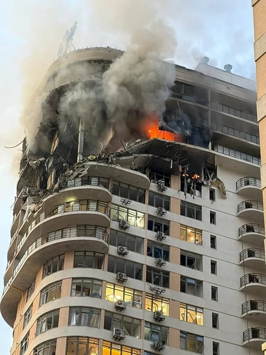 Rusia a lovit un bloc de apartamente cu mai multe etaje din Odesa, rănind cel puţin 12 persoane