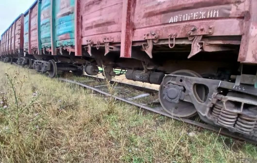 FOTO // Cinci vagoane dintr-un tren de marfă au deraiat la Cahul. Echipele CFM intervin pentru restabilirea căii ferate